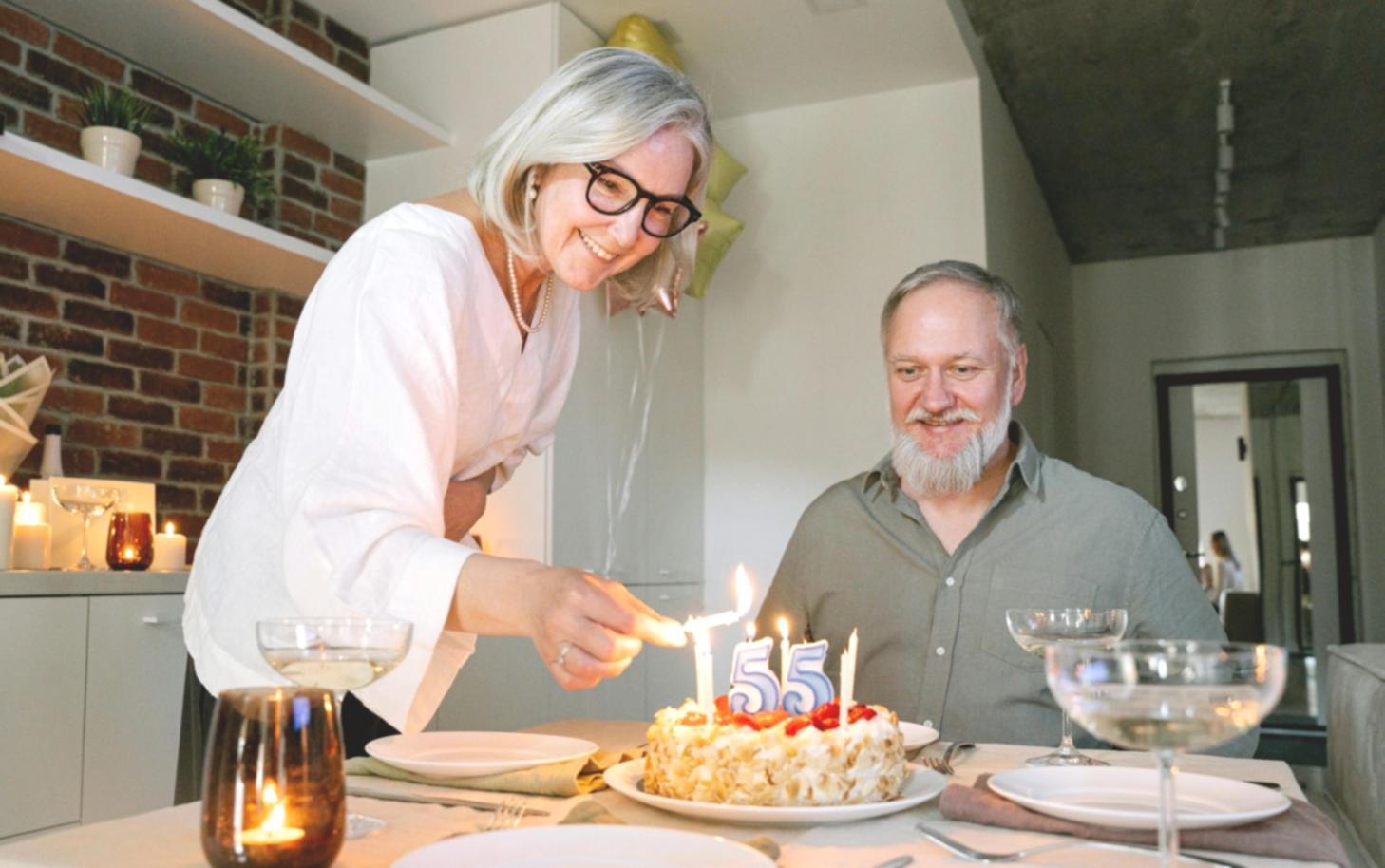 Moment podczas warsztatów grupowych pokazujący współpracę uczestników przy rozwiązywaniu przypadków z praktyki pracy socjalnej