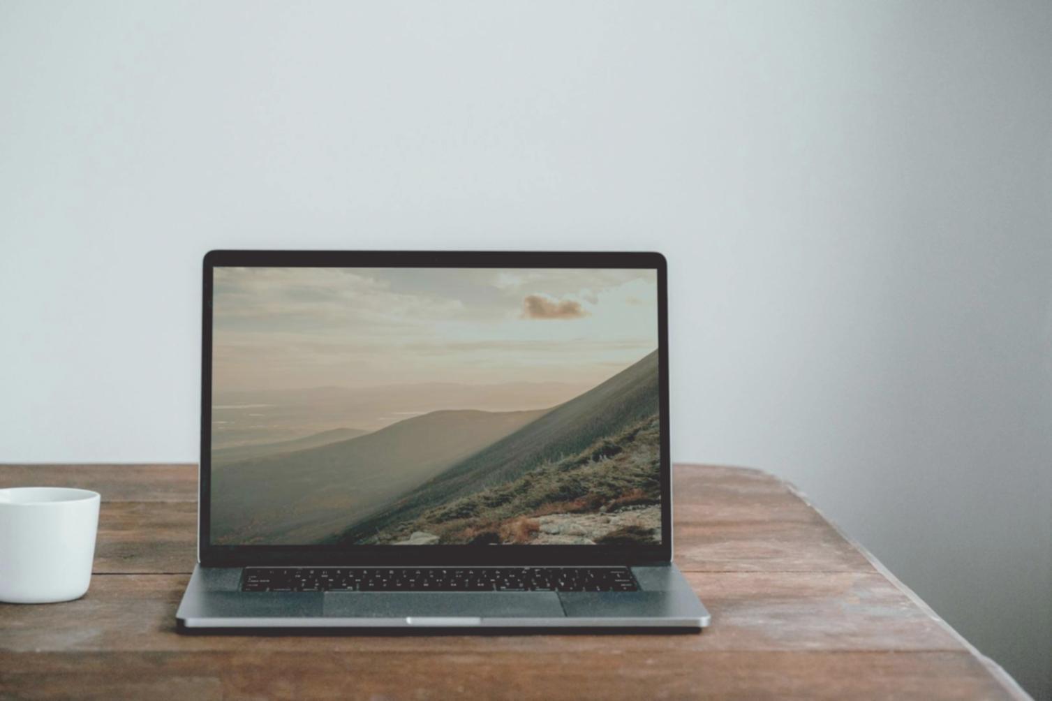 Pracownik socjalny podczas konsultacji z klientem w wielokulturowym środowisku